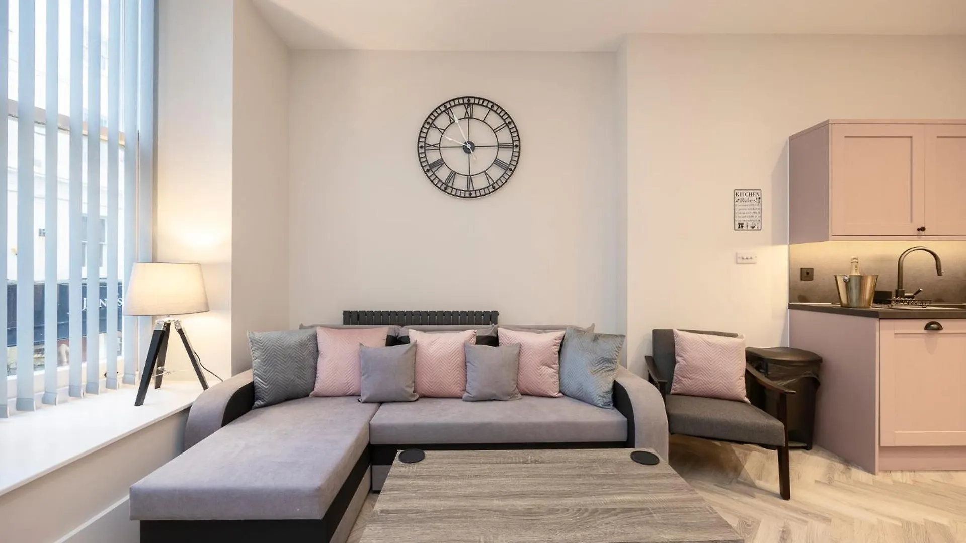 Flat 1 Stunning Central Loft Style Apartment In The Famous Brighton Lanes 0*,  Velká Británie