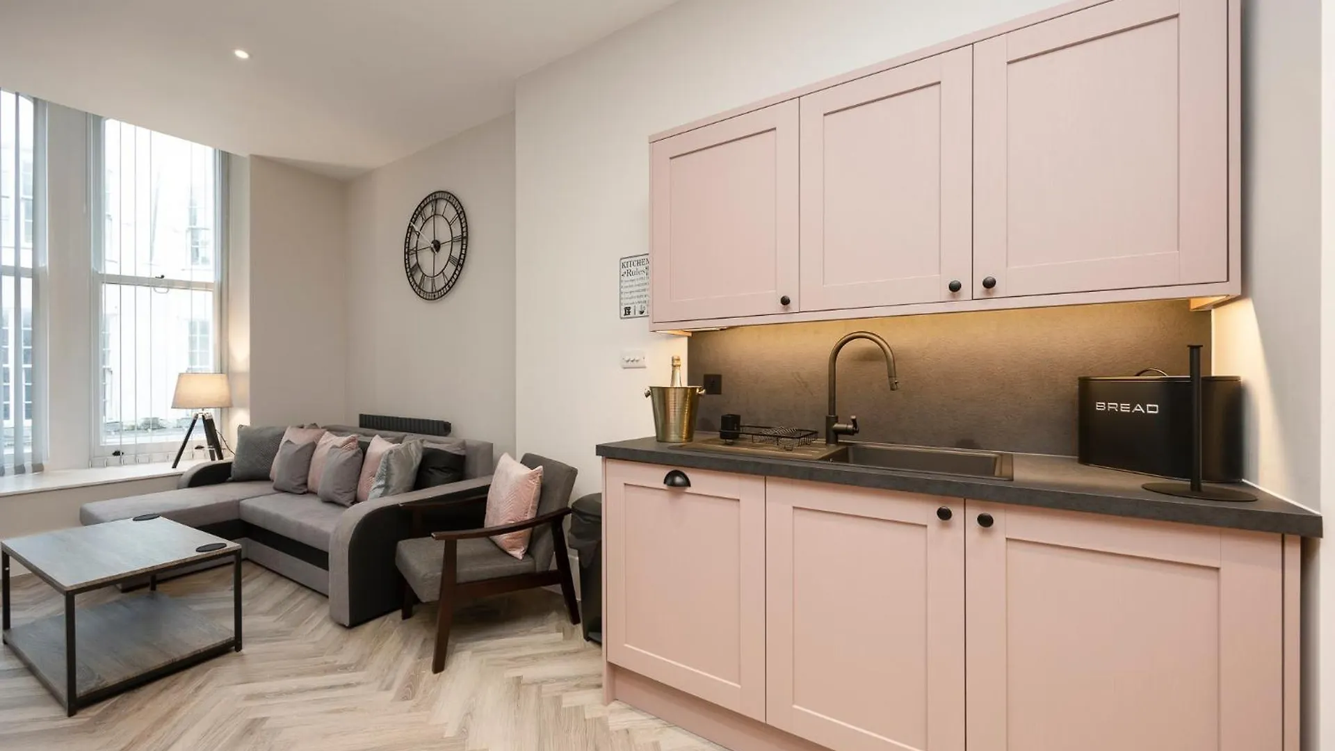 Flat 1 Stunning Central Loft Style Apartment In The Famous Brighton Lanes 0*,