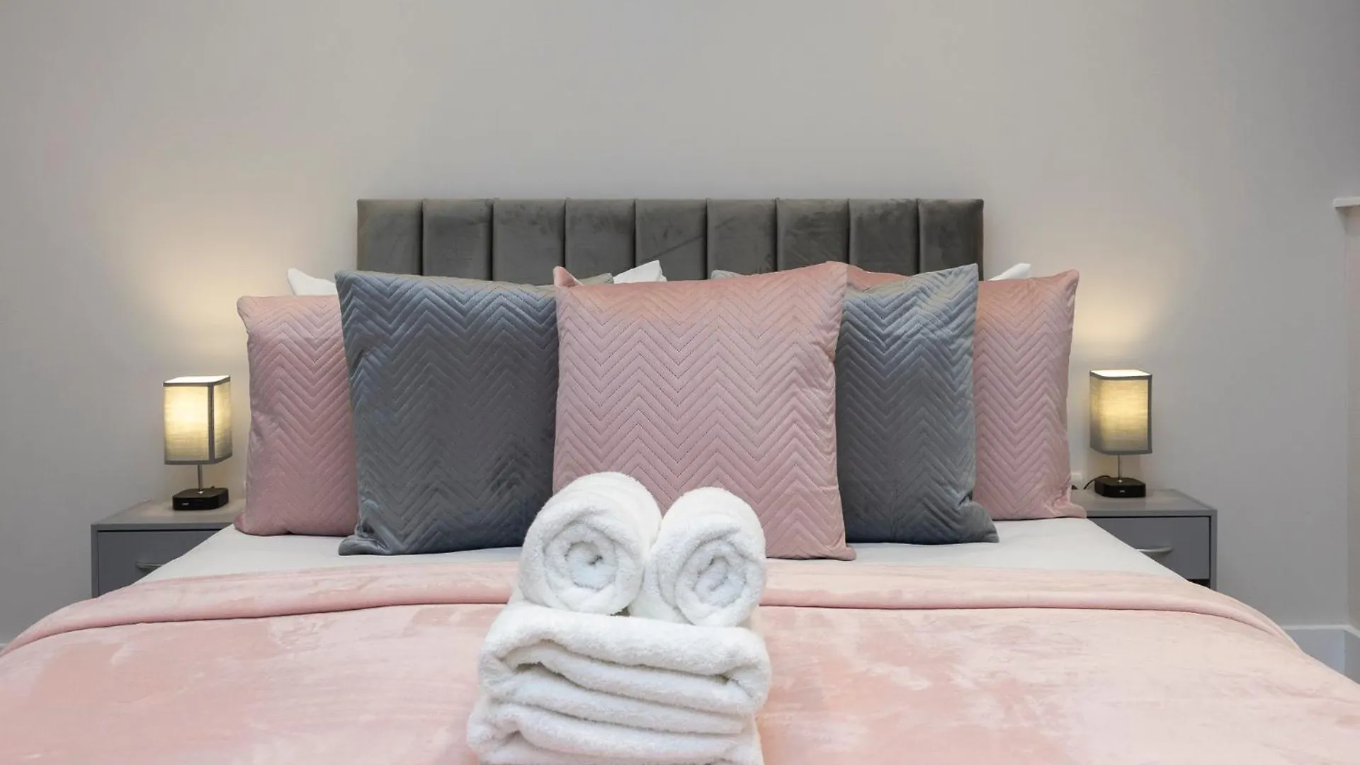 Flat 1 Stunning Central Loft Style Apartment In The Famous Brighton Lanes 0*,