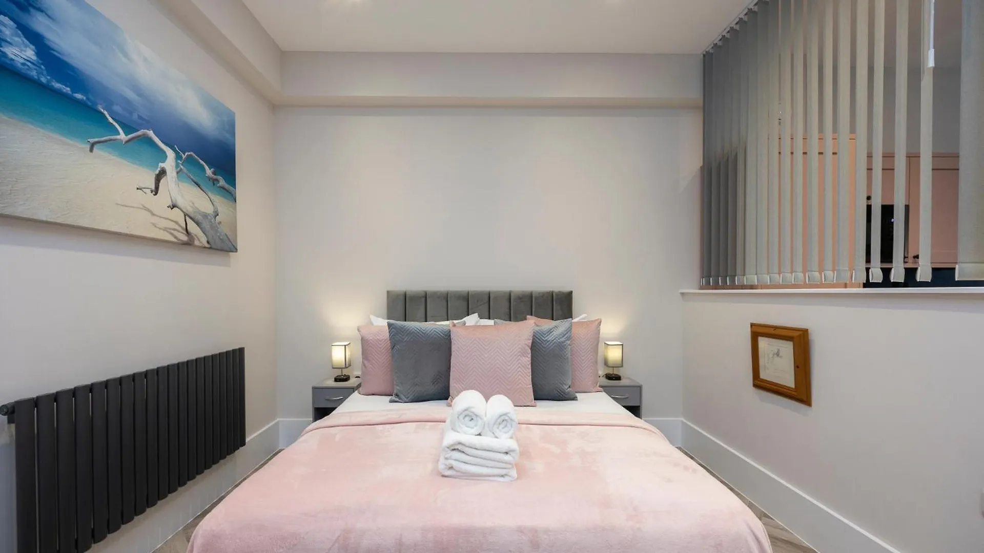 Flat 1 Stunning Central Loft Style Apartment In The Famous Brighton Lanes